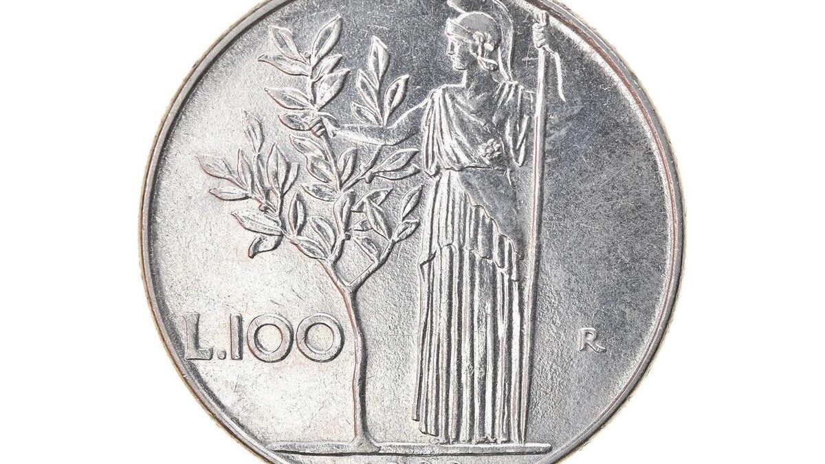 Primo piano di una moneta da 100 Lire Minerva, confrontando dettagli di versioni comuni e rare.