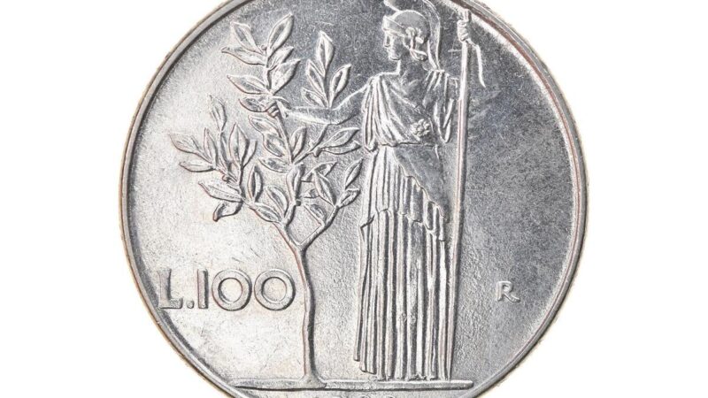 Primo piano di una moneta da 100 Lire Minerva, confrontando dettagli di versioni comuni e rare.