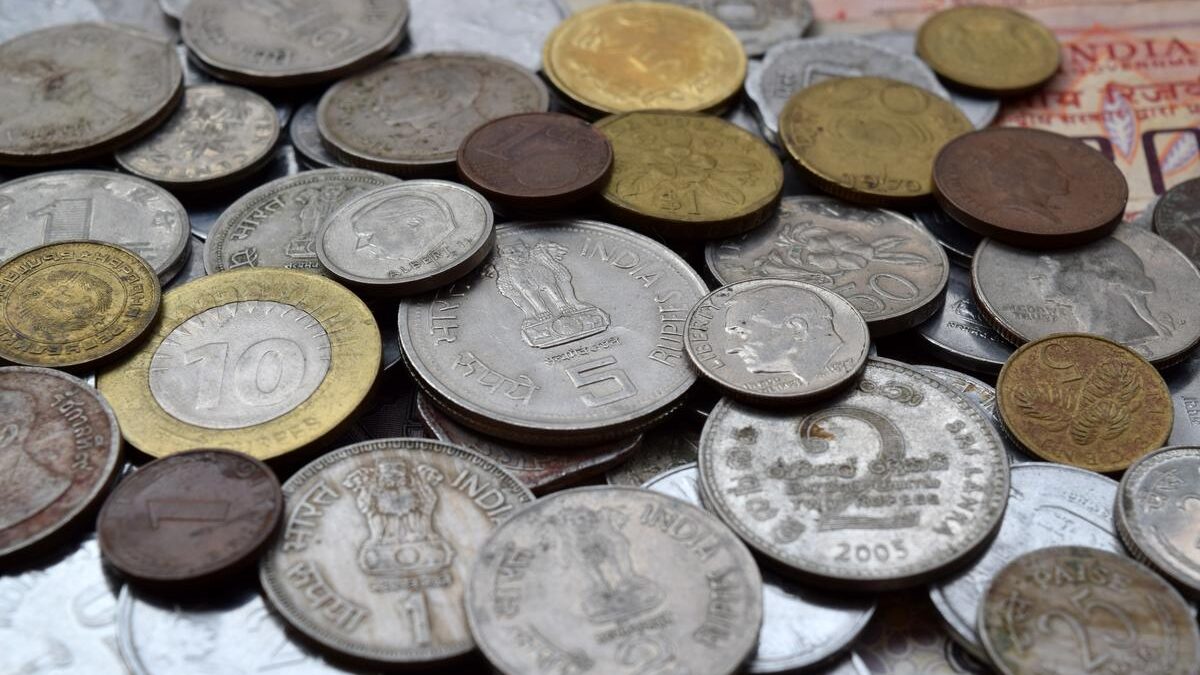 "Monete da 2 euro di Grecia, Italia e Germania su sfondo nero, collezione numismatica."
