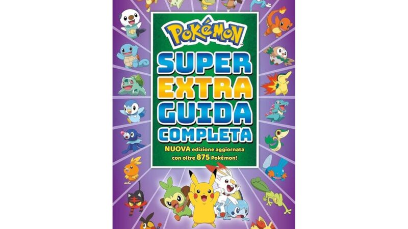 Monete d'argento e d'oro conservate in capsule protettive su un tavolo di legno scuro.