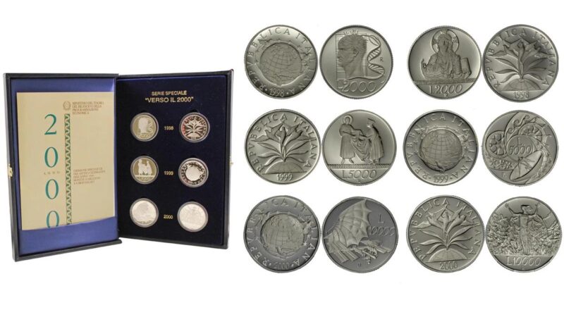 "Monete d'argento su tavolo con bilancia e grafico delle quotazioni aggiornate."