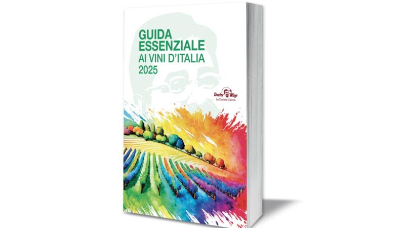 "Moneta rara su tavolo di legno con lente d'ingrandimento e guida alla valutazione accanto."
