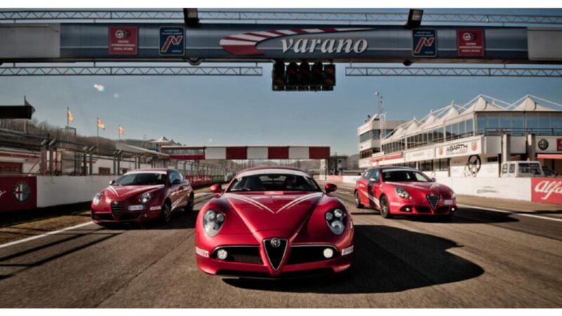 Persona esamina attentamente una moneta con lente d'ingrandimento, seguendo consigli per evitare truffe.