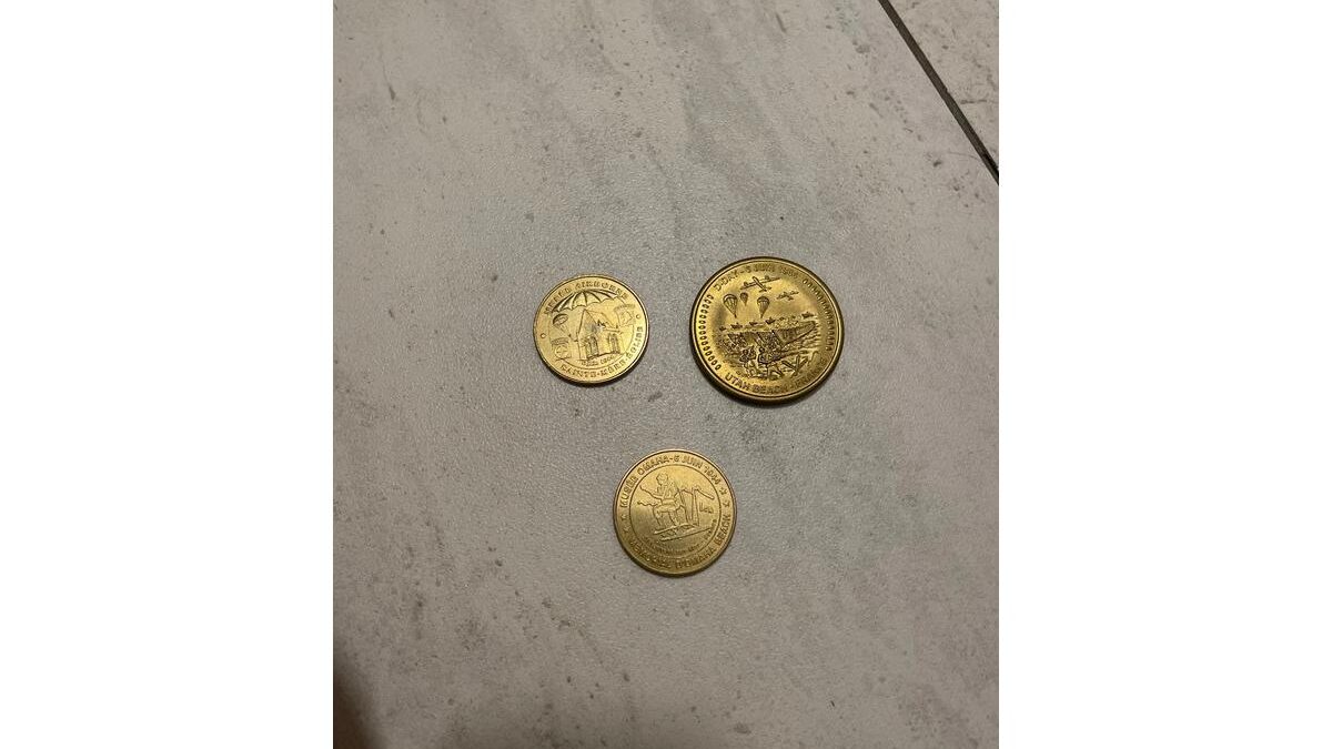 Monete commemorative storiche su un tavolo, simbolo del loro crescente valore collezionistico.