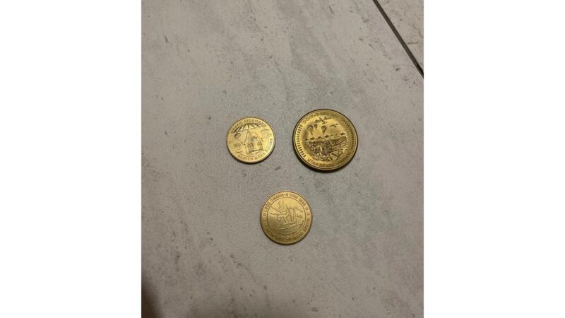 Monete commemorative storiche su un tavolo, simbolo del loro crescente valore collezionistico.