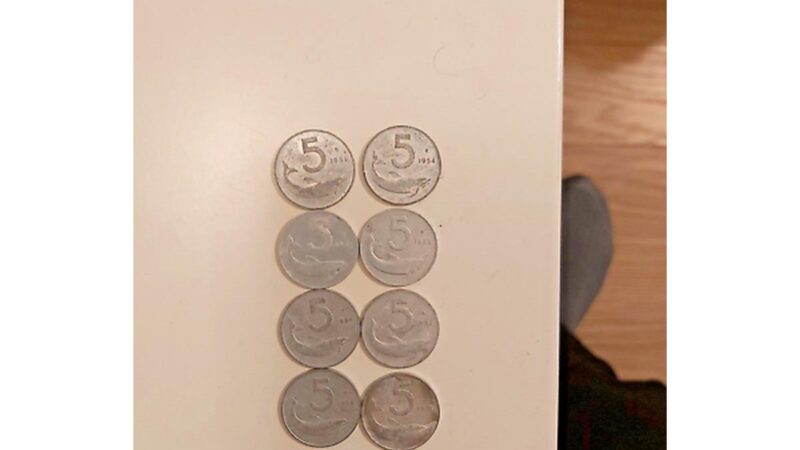 Primo piano di una moneta rara con errori di conio, potenzialmente molto preziosa.