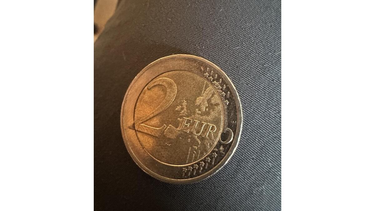 Moneta con errore decentrato, oggetto di desiderio per collezionisti appassionati di rarità uniche.