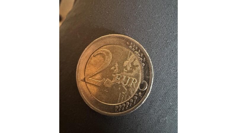 Moneta con errore decentrato, oggetto di desiderio per collezionisti appassionati di rarità uniche.