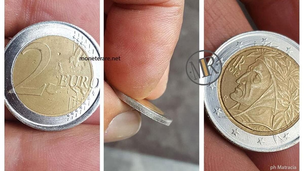 Una lente d'ingrandimento esamina una moneta, cercando dettagli per riconoscere eventuali falsificazioni.