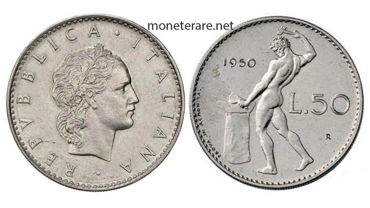 Vecchia moneta da 50 lire su tavolo, guida aperta mostra come identificarne il valore.