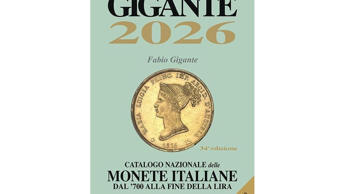 Vecchie lire italiane rare e collezionabili su un tavolo, con lente d'ingrandimento e appunti.