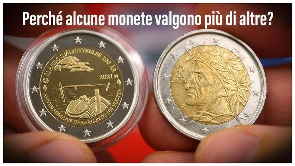 Monete comuni su un tavolo, con una lente d'ingrandimento che ne esamina i dettagli.