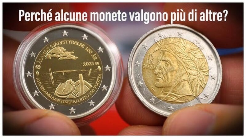 Monete comuni su un tavolo, con una lente d'ingrandimento che ne esamina i dettagli.