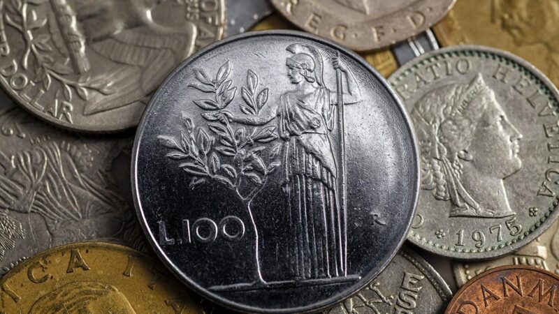 Monete italiane anni '90 su tavolo, alcune rare e preziose, altre comuni. Guida al valore.