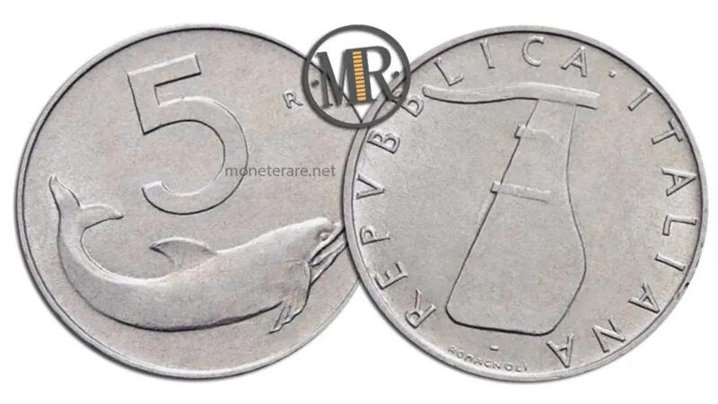 Moneta da 5 lire "Delfino" su tavolo di legno, simbolo di rarità e valore crescente.