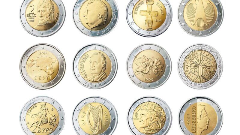 Primo piano di una moneta da 2 euro rara, potenziale tesoro nascosto in casa.